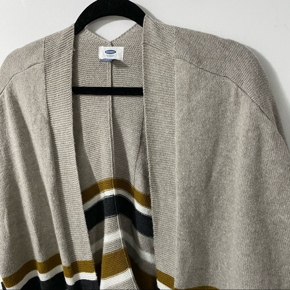 Old Navy Grey/White/Gold Knit Short Sleeve Cape - Picture 7 of 7